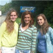 Hola, Soy Myriam; Hablo 3 idiomas y entiendo la dificultad y e aburrimiento que a veces pueden producirse en los primeros pasos.